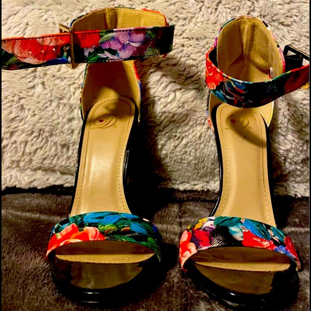 Size 5.5 Beautiful Floral heels.